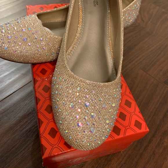 🎉HP🎉 NIB Hot Cakes Gold and Iridescent Flats - Picture 2 of 4